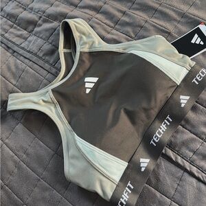 Women's Two-Tone Sports Bra in Sage/Charcoal